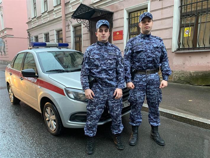 Росгвардейцы оказали первую медпомощь пострадавшей в ДТП петербурженке