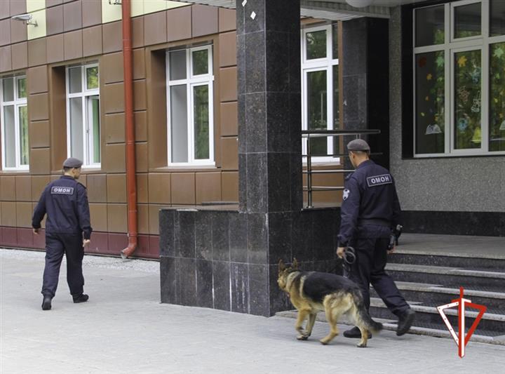 Росгвардейцы Уральского округа обеспечили правопорядок во время празднования Дня знаний