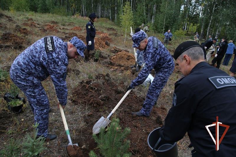 Росгвардия присоединилась к экологическому субботнику «Зеленая Россия» в Челябинске