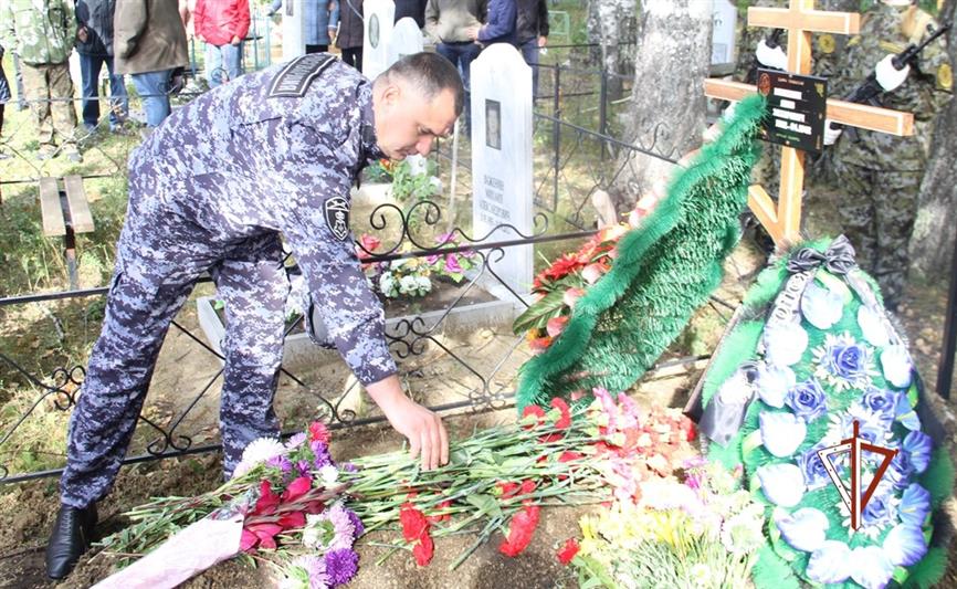Росгвардейцы приняли участие в захоронении останков красноармейца в Тюменской области