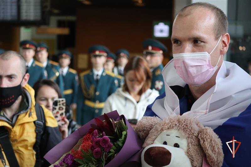 Оркестр Росгвардии торжественно встретил на Урале земляка - двукратного чемпиона паралимпийских игр в Токио 