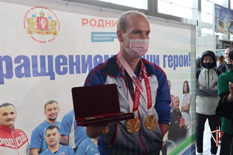 Оркестр Росгвардии торжественно встретил на Урале земляка - двукратного чемпиона паралимпийских игр в Токио 