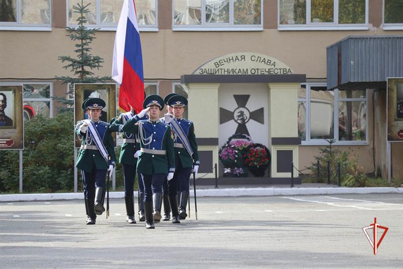Представители Росгвардии поздравили первокурсников Екатеринбургского кадетского корпуса с принятием «Заповеди кадета»