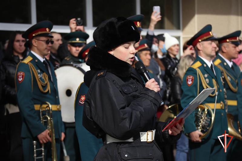 Представители Росгвардии поздравили первокурсников Екатеринбургского кадетского корпуса с принятием «Заповеди кадета»