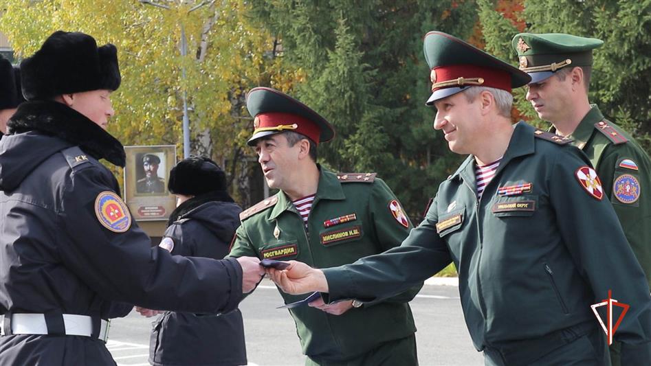 Представители Росгвардии поздравили первокурсников Екатеринбургского кадетского корпуса с принятием «Заповеди кадета»