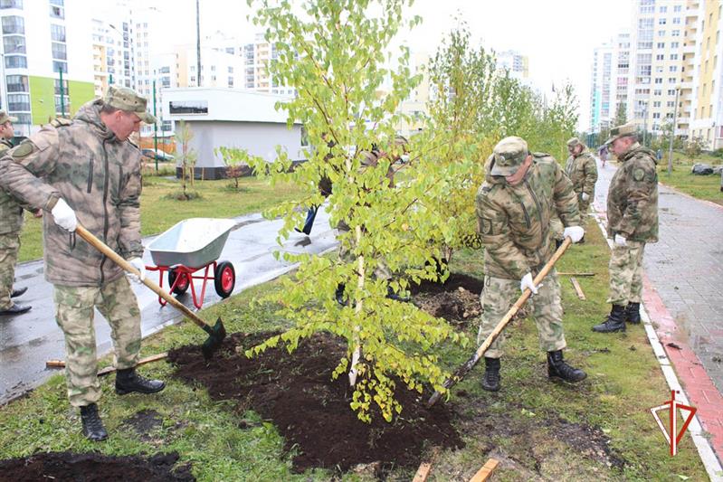 Уральский округ Росгвардии присоединился к всероссийскому субботнику (видео)