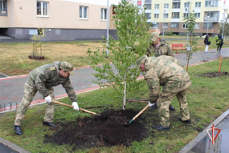 Уральский округ Росгвардии присоединился к всероссийскому субботнику (видео)