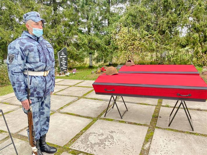 Росгвардейцы с воинскими почестями захоронили в Ленобласти останки погибших в годы войны