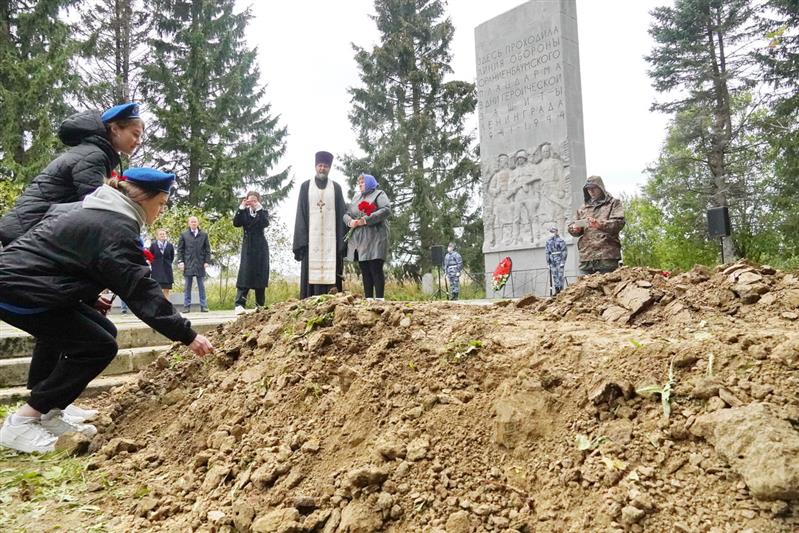 Росгвардейцы с воинскими почестями захоронили в Ленобласти останки погибших в годы войны