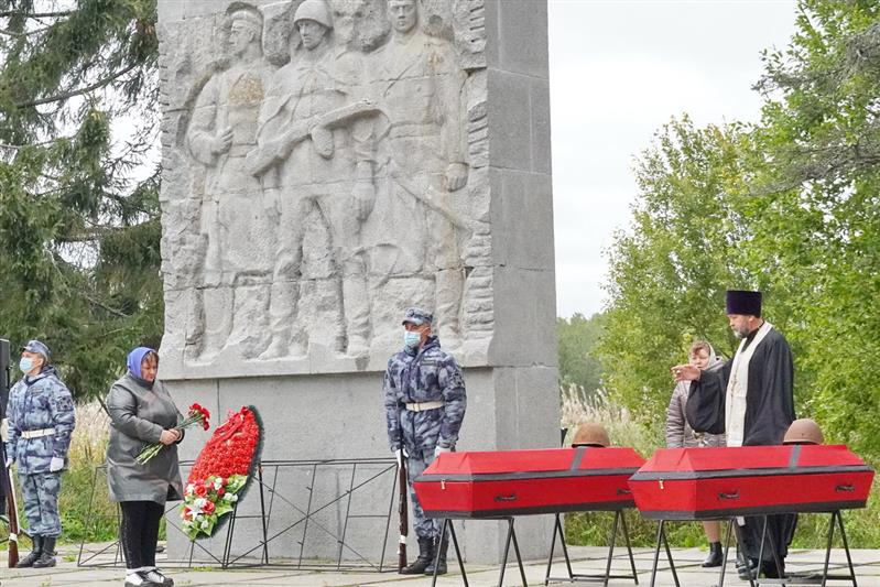 Росгвардейцы с воинскими почестями захоронили в Ленобласти останки погибших в годы войны