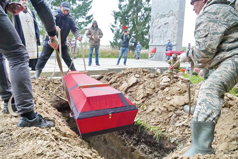 Росгвардейцы с воинскими почестями захоронили в Ленобласти останки погибших в годы войны