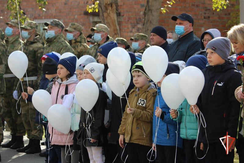 На Урале увековечили память о погибшем воине правопорядка