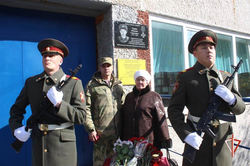 На Урале увековечили память о погибшем воине правопорядка
