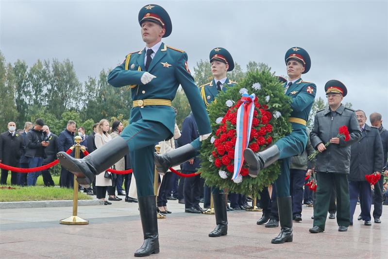 Представители Росгвардии почтили память погибших жителей и защитников Ленинграда