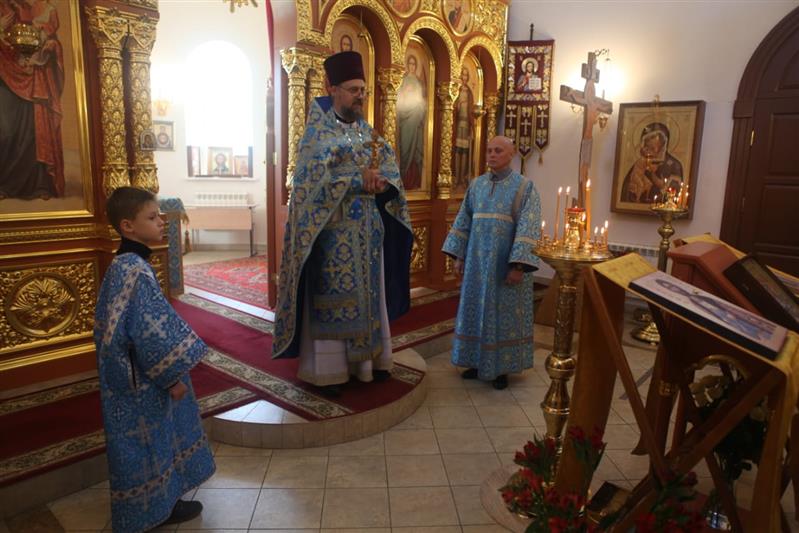 Росгвардейцы поучаствовали в богослужении по случаю передачи частицы святых мощей Александра Невского в Саратове