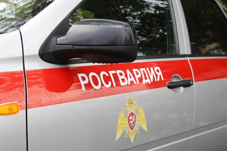 Сотрудники Росгвардии передали полиции екатеринбуржца, находившегося в розыске по подозрению в ряде преступлений