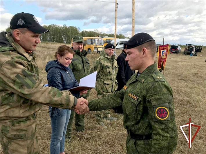 Около ста подростков поучаствовали в военизированной эстафете Росгвардии к 800-летию Александра Невского 