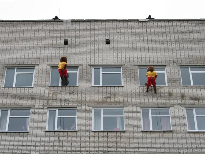 Сотрудники Росгвардии приняли участие в благотворительной акции для детей в Барнауле (видео)