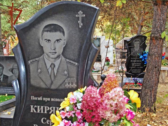 Сотрудники хакасского СОБР Росгвардии почтили память погибших боевых товарищей