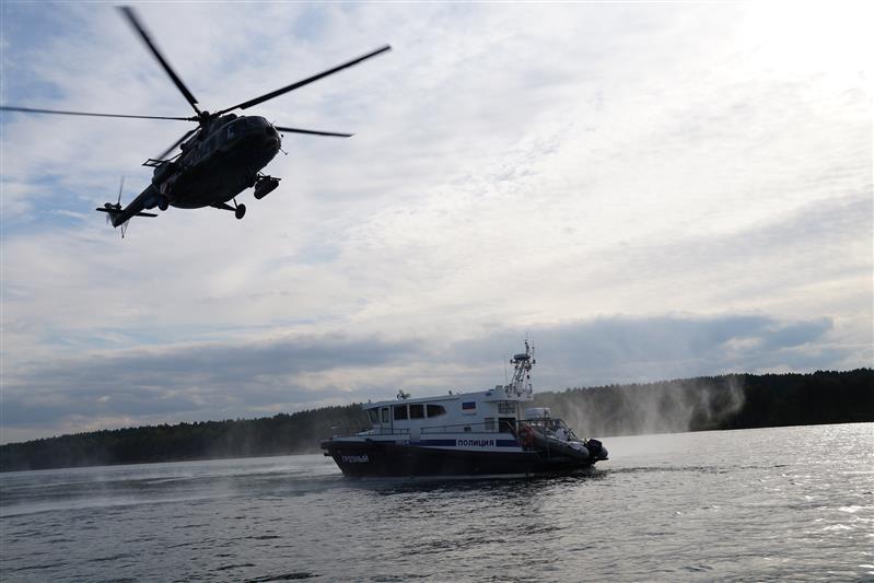 Спецназ Росгвардии отработал беспарашютное десантирование на плавсредства в Приангарье
