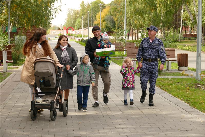 Сотрудник Росгвардии встретился с семьей спасенного им ребенка