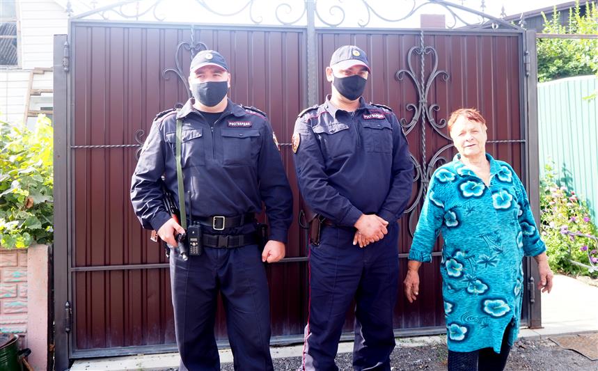Жительница Белгородской области поблагодарила сотрудников Росгвардии за спасение бабушки на пожаре