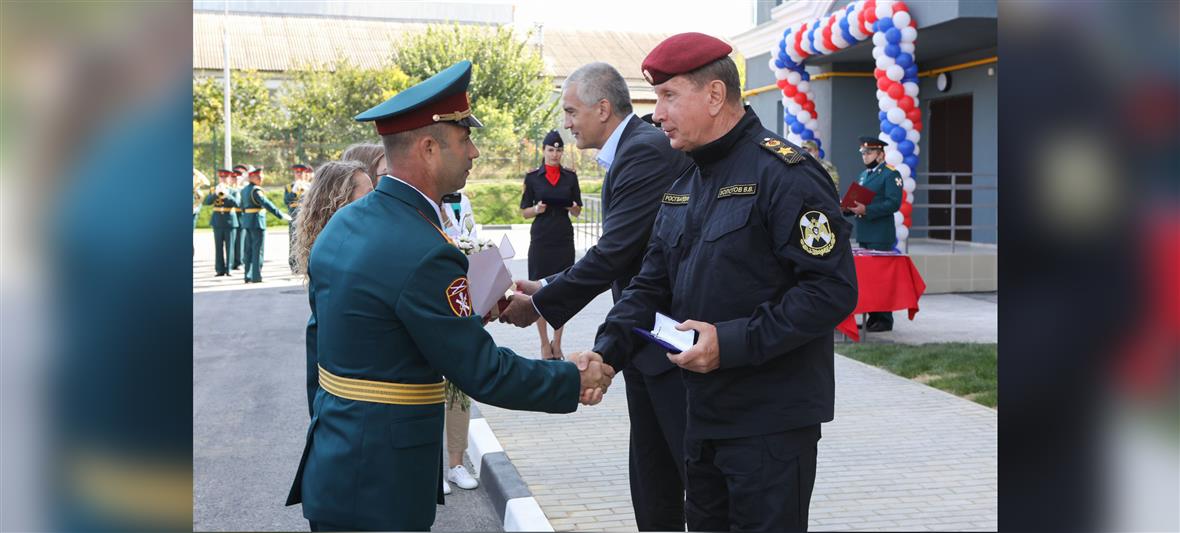 Генерал армии Виктор Золотов вручил ключи от новых квартир военнослужащим Росгвардии в Крыму