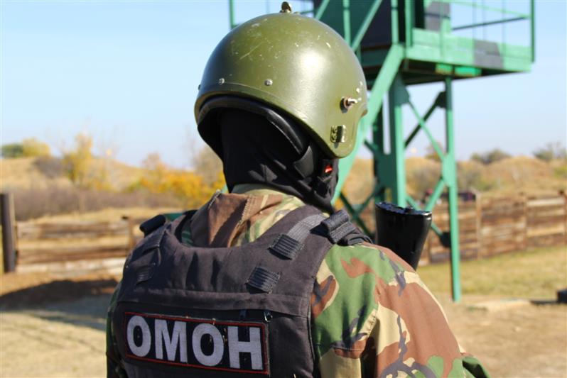Бойцы ОМОН в Ростове-на-Дону задержали подозреваемых в махинациях с меддокументами