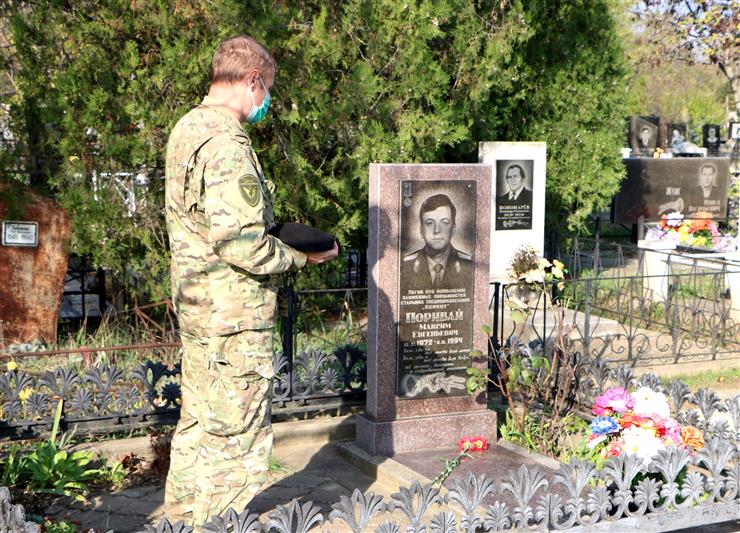 Росгвардейцы из Керчи почтили память омоновцев, погибших при исполнении служебного долга