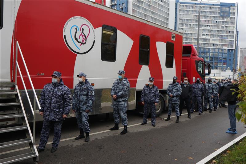 Более ста литров крови сдали столичные росгвардейцы в рамках донорской акции «От сердца к сердцу» 