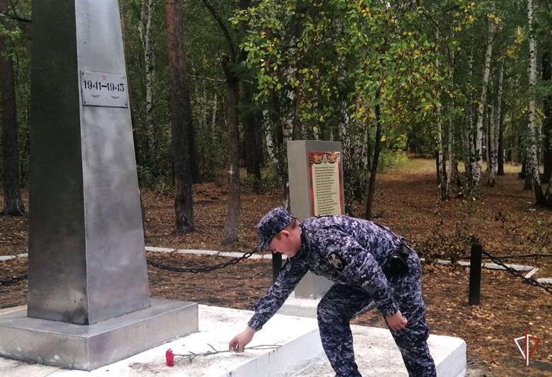 В рамках проекта «На страже памяти» росгвардейцы облагородили памятник в Зауралье (видео)