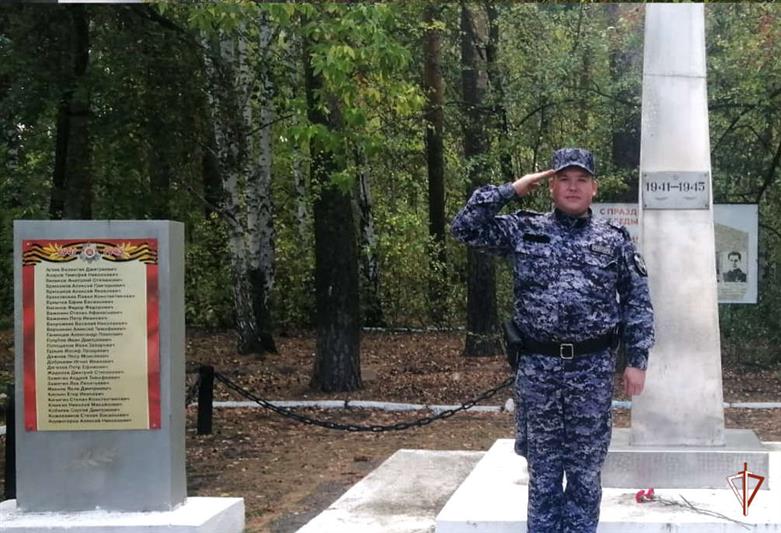 В рамках проекта «На страже памяти» росгвардейцы облагородили памятник в Зауралье (видео)