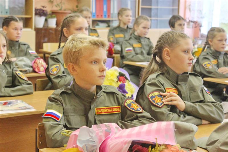 Сотрудники Северо-Западного округа Росгвардии поздравили школьников с Днём знаний и обеспечили безопасность праздника