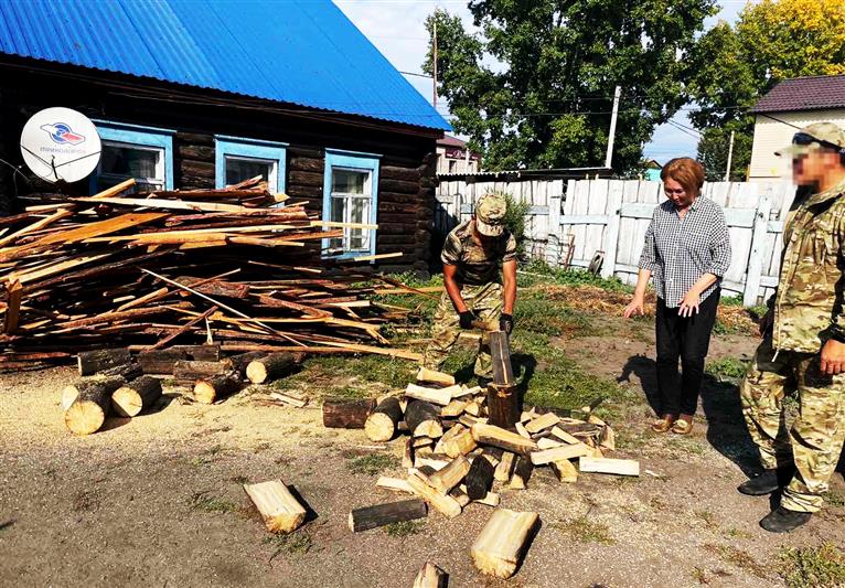 Бойцы тувинского СОБР Росгвардии помогли вдове боевого товарища подготовиться к отопительному сезону