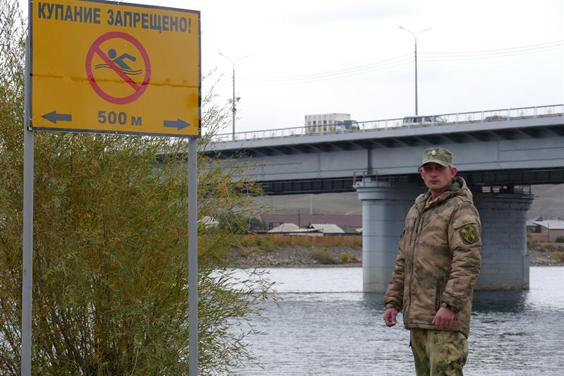 Росгвардеец помог спасти жизнь прыгнувшей с моста в Кызыле девушке 