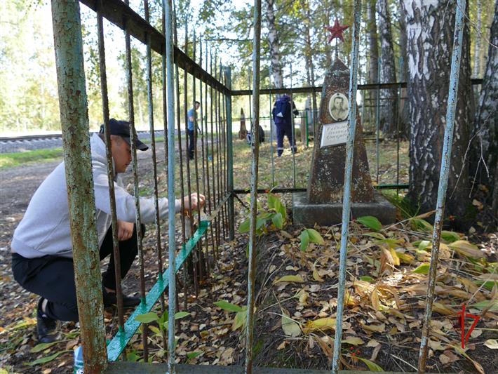 Росгвардейцы продолжают облагораживать места захоронений фронтовиков в Томске