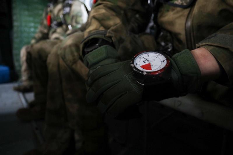 Спецназ Росгвардии отработал элементы десантирования кинологов и водолазов (фото, видео)