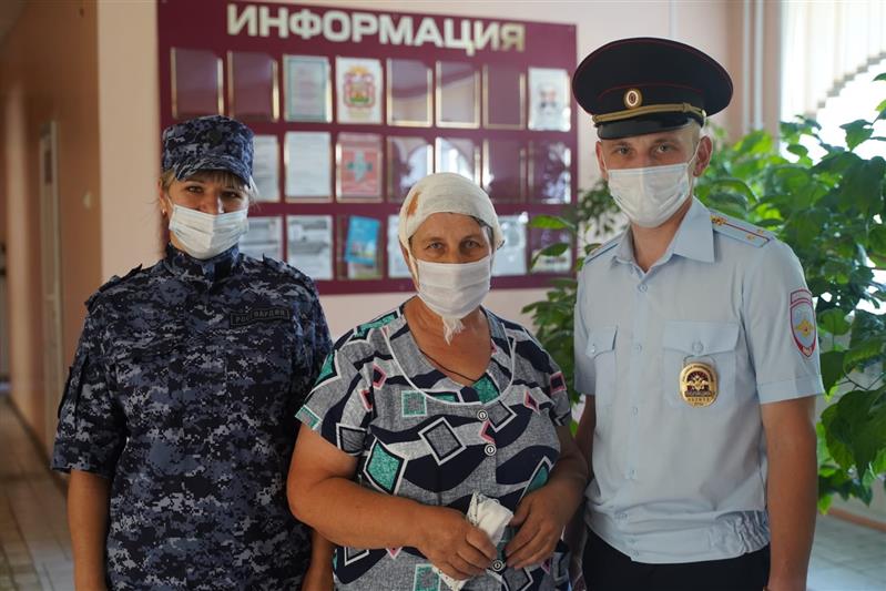 В Липецкой области сотрудница Росгвардии и полицейский спасли работницу зернохранилища