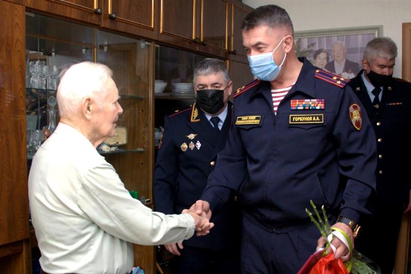 Ветерана из Архангельска поздравили с 95-летием начальники региональных управлений Росгвардии и МВД