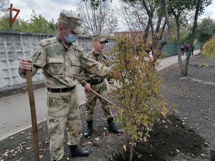 В рамках акции «Зеленая Россия» военнослужащие Росгвардии высадили деревья в Иркутске 