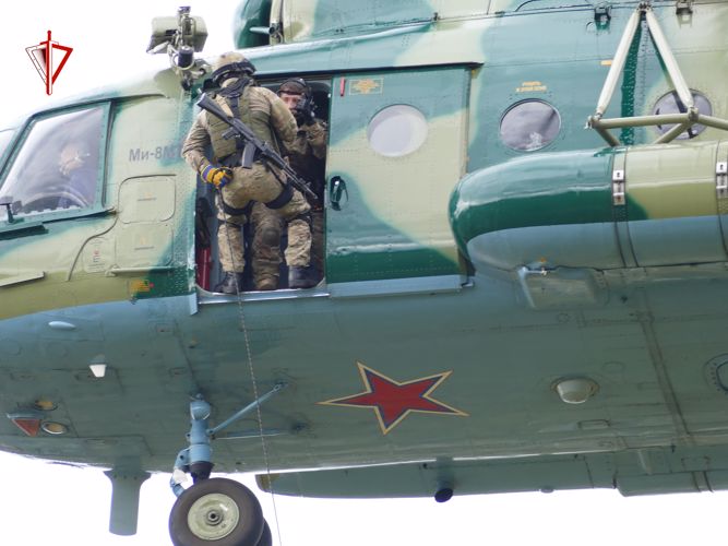Сотрудники томского СОБР Росгвардии отработали беспарашютное десантирование из вертолёта (видео)