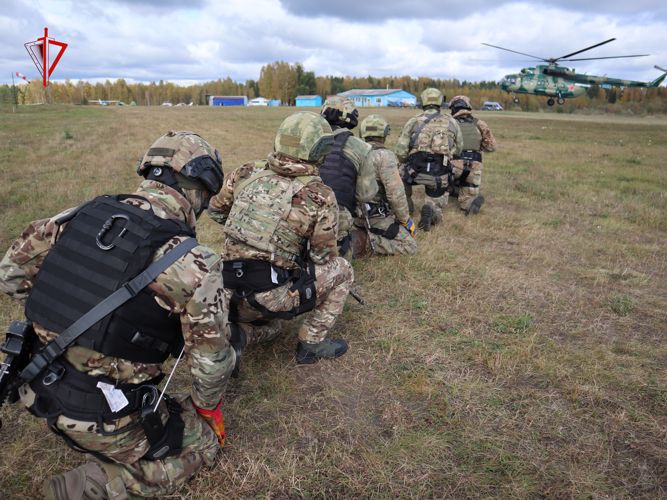 Сотрудники томского СОБР Росгвардии отработали беспарашютное десантирование из вертолёта (видео)