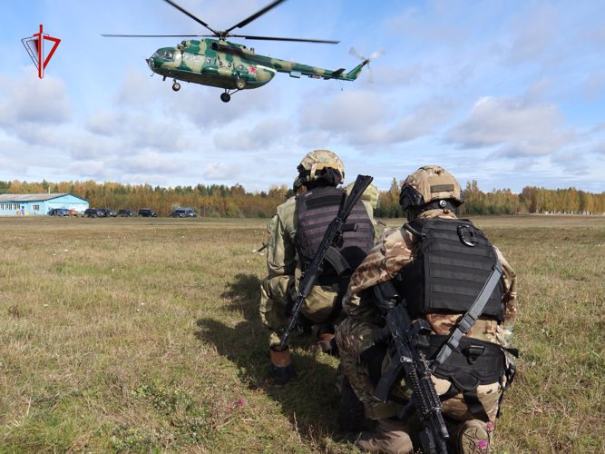 Сотрудники томского СОБР Росгвардии отработали беспарашютное десантирование из вертолёта (видео)