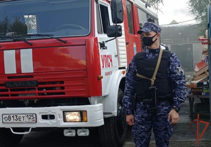 Росгвардия оказала содействие экстренным службам во время крупного пожара во Владивостоке