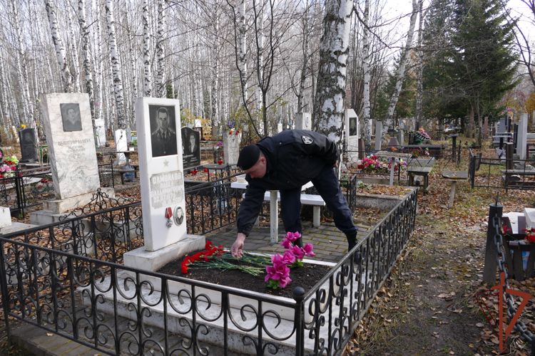 В Томской области сотрудники ОМОН Росгвардии почтили память погибшего коллеги 