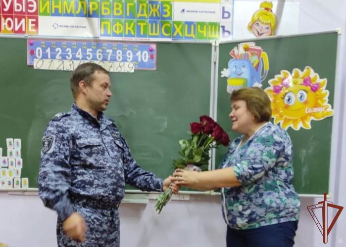 На Урале представители Росгвардии поздравили учителей подшефных учреждений с профессиональным праздником