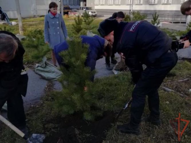 Росгвардейцы приняли участие в озеленении территории детского соцучреждения в Новосибирске