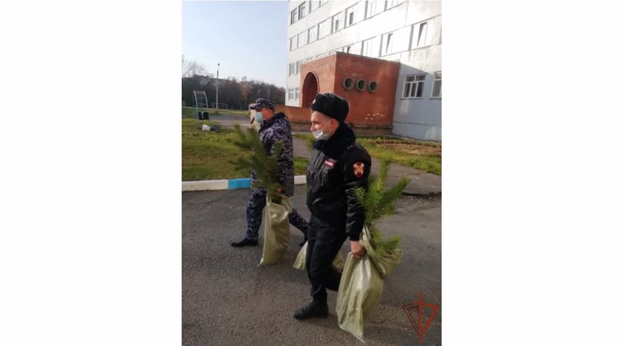 Росгвардейцы приняли участие в озеленении территории детского соцучреждения в Новосибирске