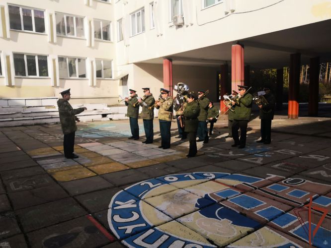 Росгвардейцы Сибирского округа поздравили учителей с профессиональным праздником