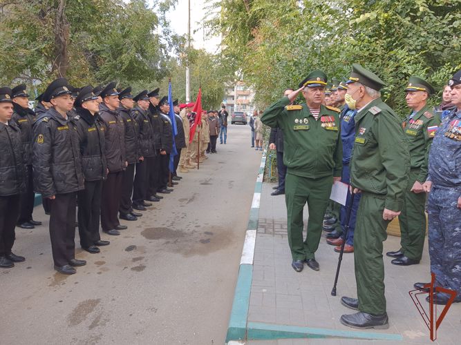 Ветерана войны из Астрахани поздравили с 96-летием военнослужащие Росгвардии